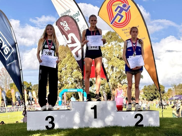 Amy Thomson competes at the NZ Secondary school cross country event